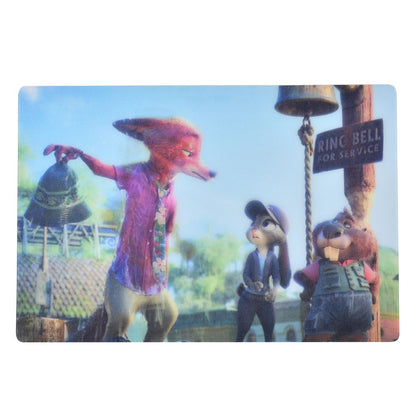 Zootopia 2 Lenticular Postkarte – Nick Wilde, Judy Hopps & Nibbles Maplestick – Marsh Market Szene