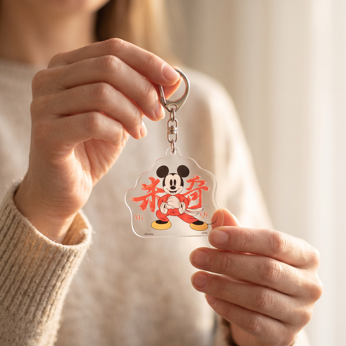 Chinatown Mickey Mouse Acrylschlüsselanhänger – Hände