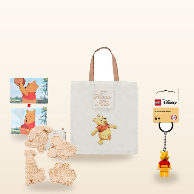 Ein in Packpapier eingeschlagenes Geschenk mit cremefarbener Schleife und leerer Grusskarte